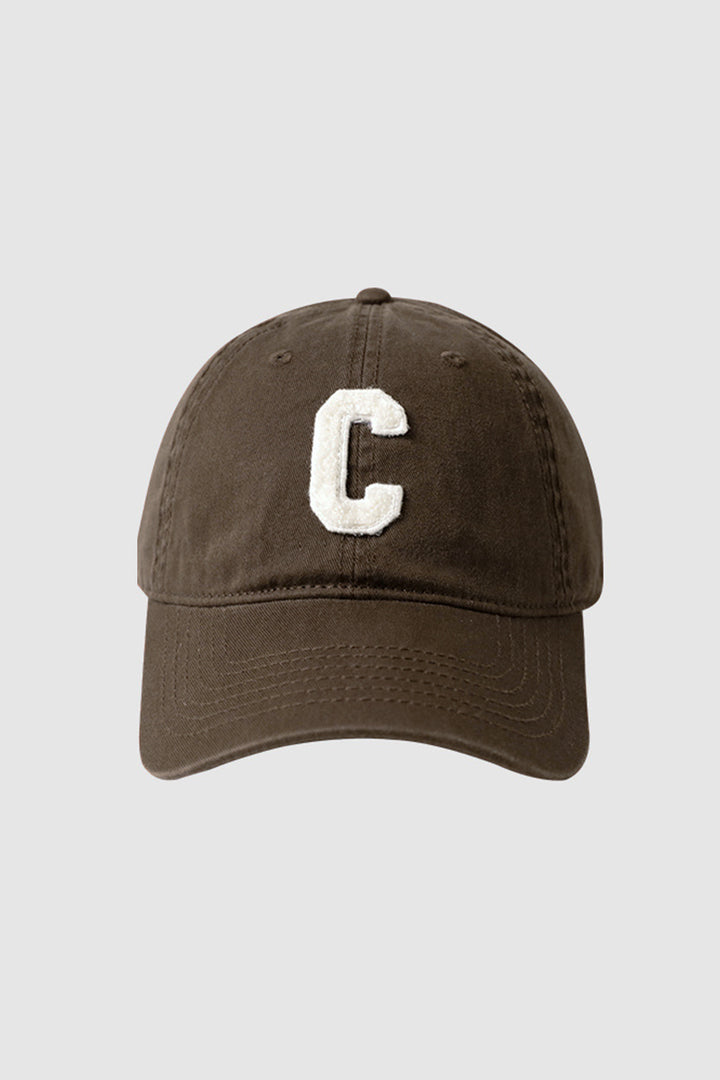 Casquette avec broderie de la lettre C