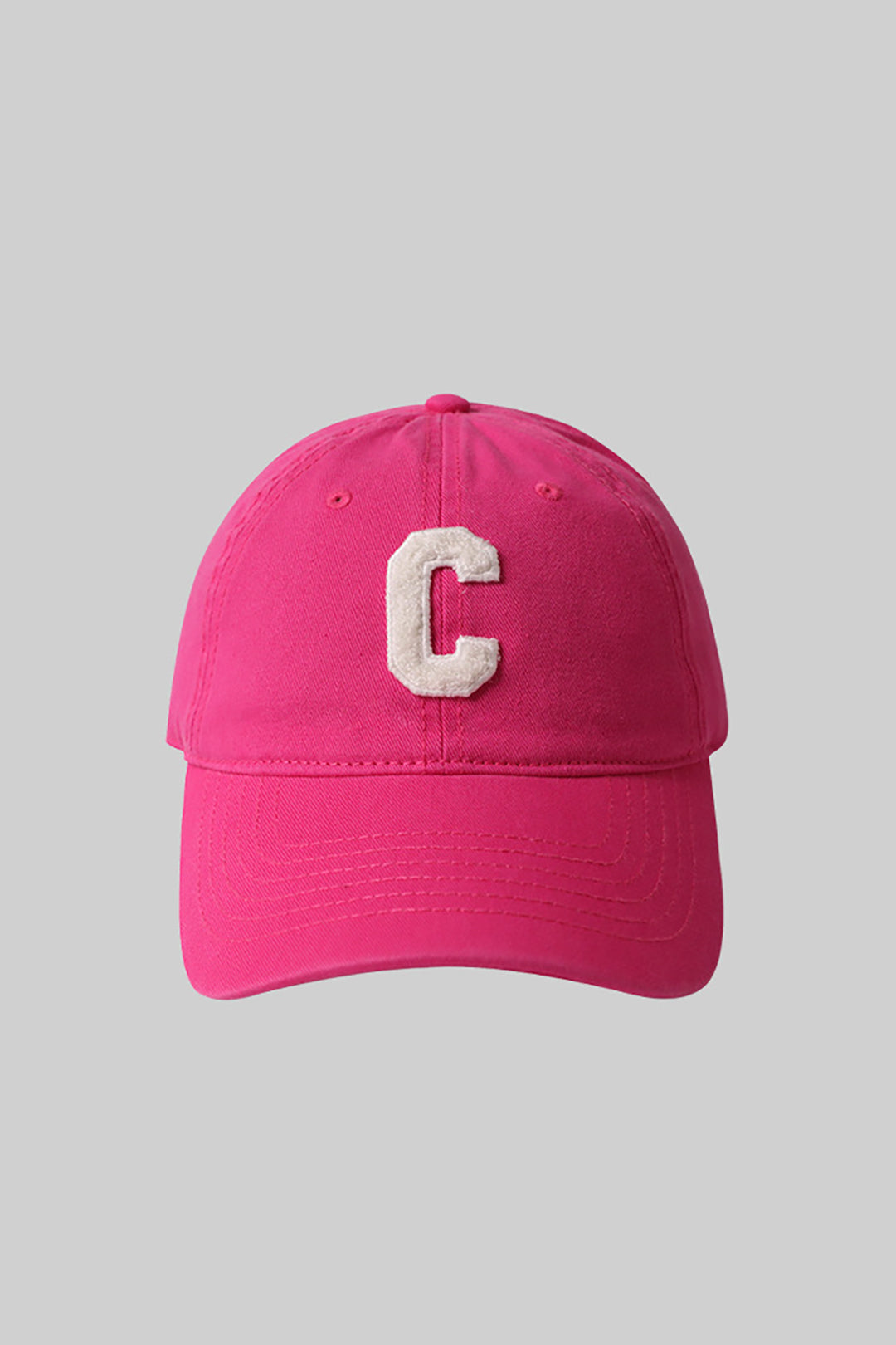 Casquette avec broderie de la lettre C