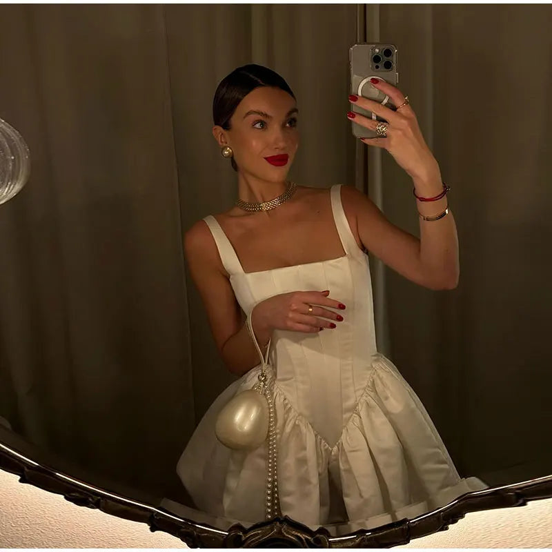 Robe Structurée au Design Corseté